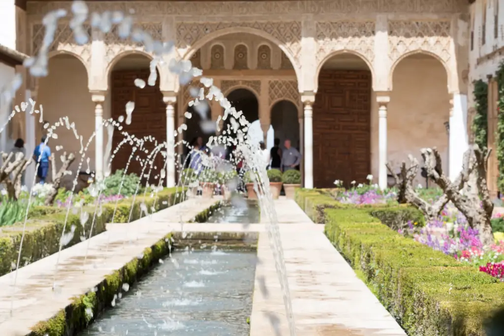 Patio de la Acequia del Generalife, en la Alhambra de Granada