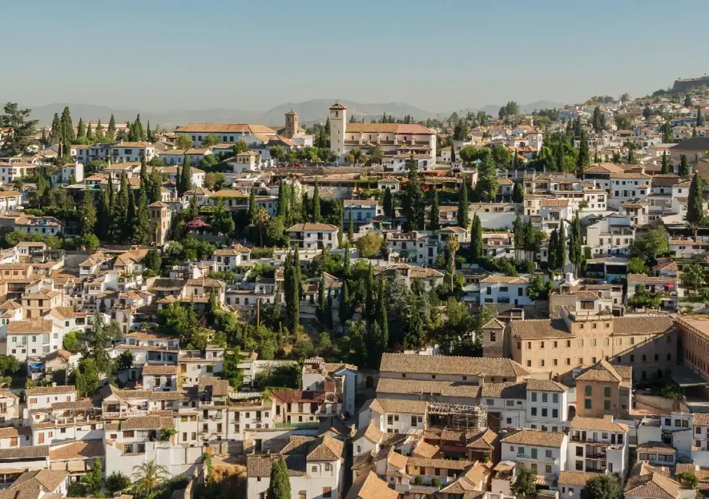 Vista del barrio del Albaicín de Granada con la iglesia de San Nicolás en lo alto