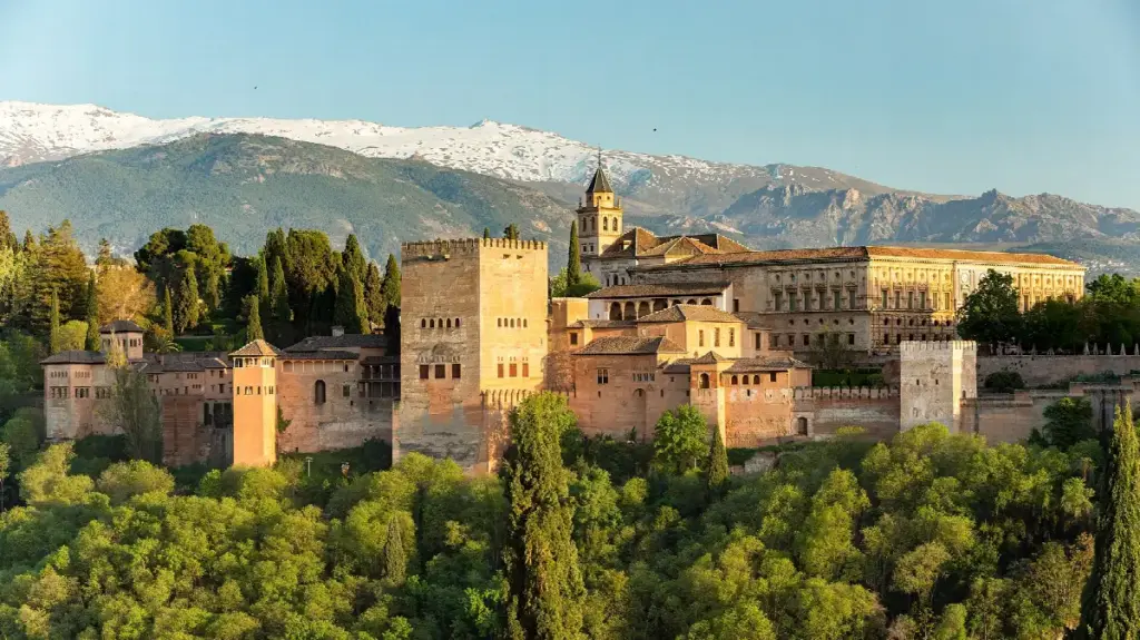 Vista de la Alhambra y Sierra Nevada desde el mirador de San Nicolás en Granada