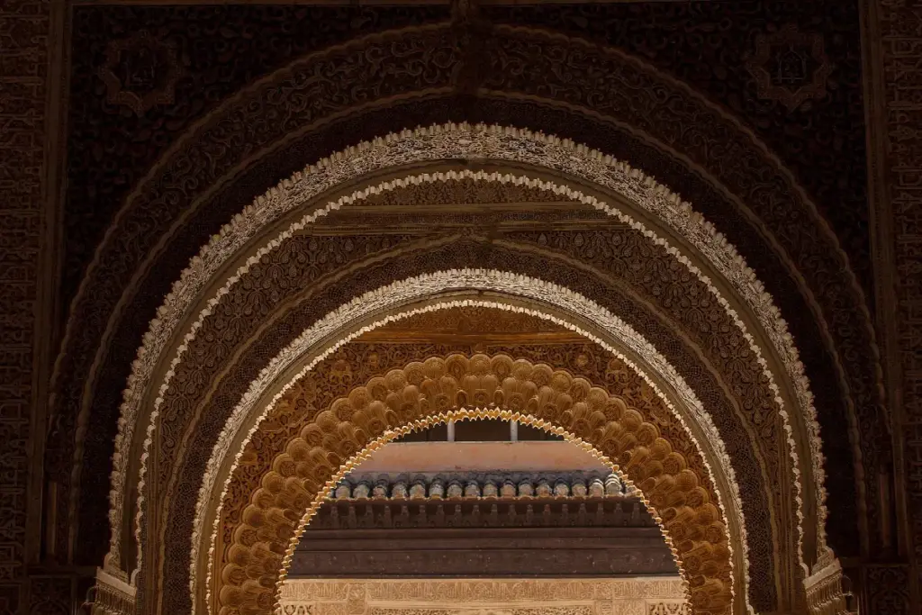 Detalle de los arcos y mocárabes de los Palacios Nazaríes de la Alhambra