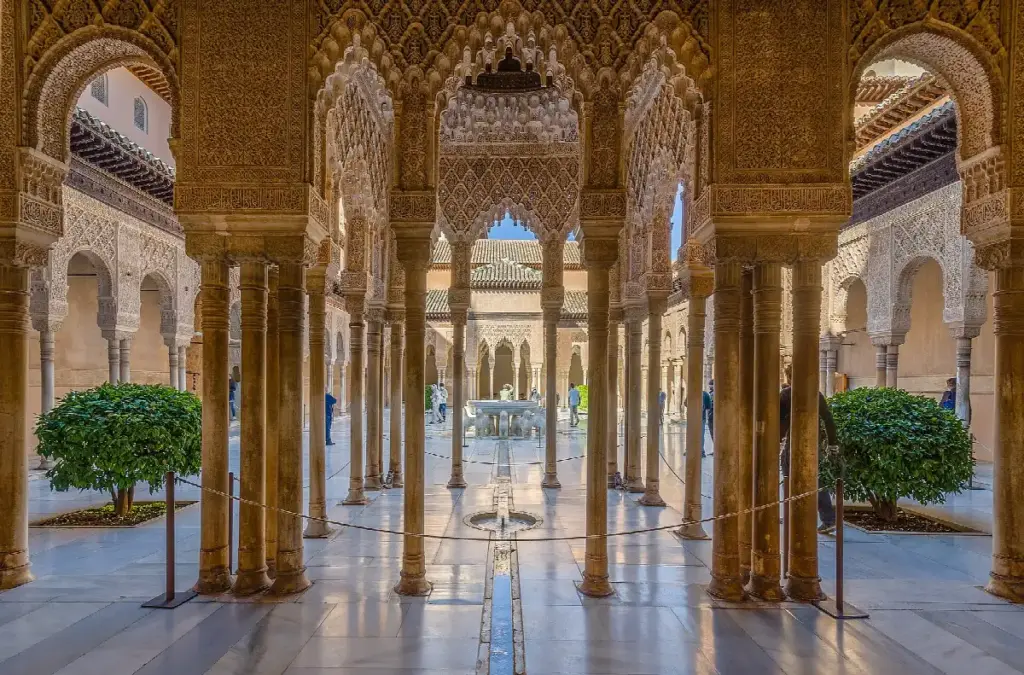 El Patio de los Leones en los Palacios Nazaríes de la Alhambra de Granada
