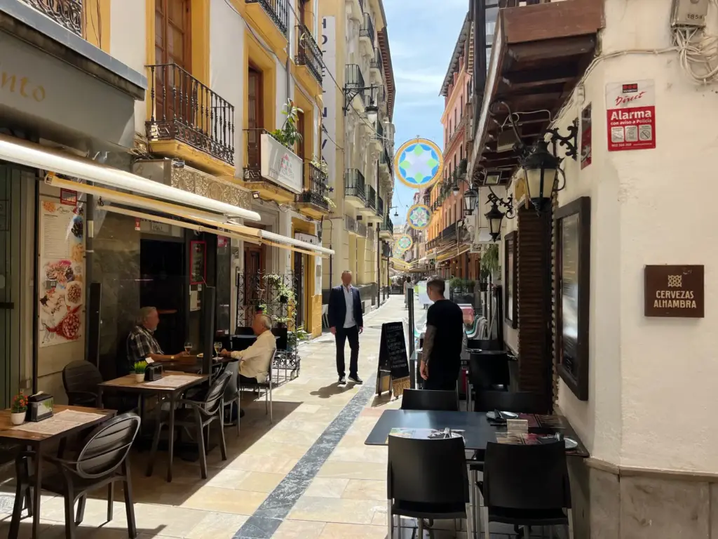 Terrazas de bares de tapas en la calle Navas de Granada