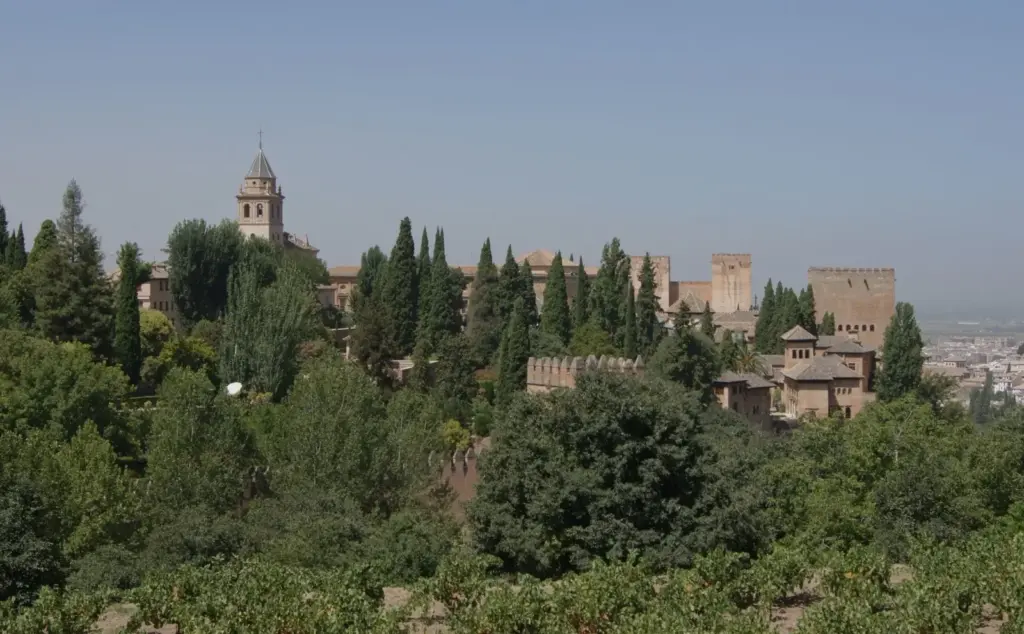 Vista del conjunto de la Alhambra de Granada desde los jardines del Generalife