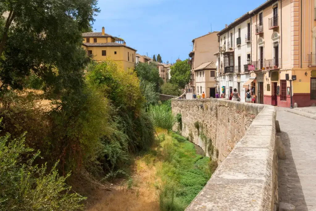 Casas con balcones a lo largo de la Carrera del Darro, junto al río, en el Albaicín bajo de Granada
